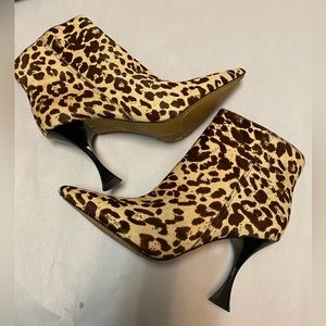 VINCE CAMUTO Animal Print Ankle Boots. NEW WITHOUT TAGS. Flare heel.